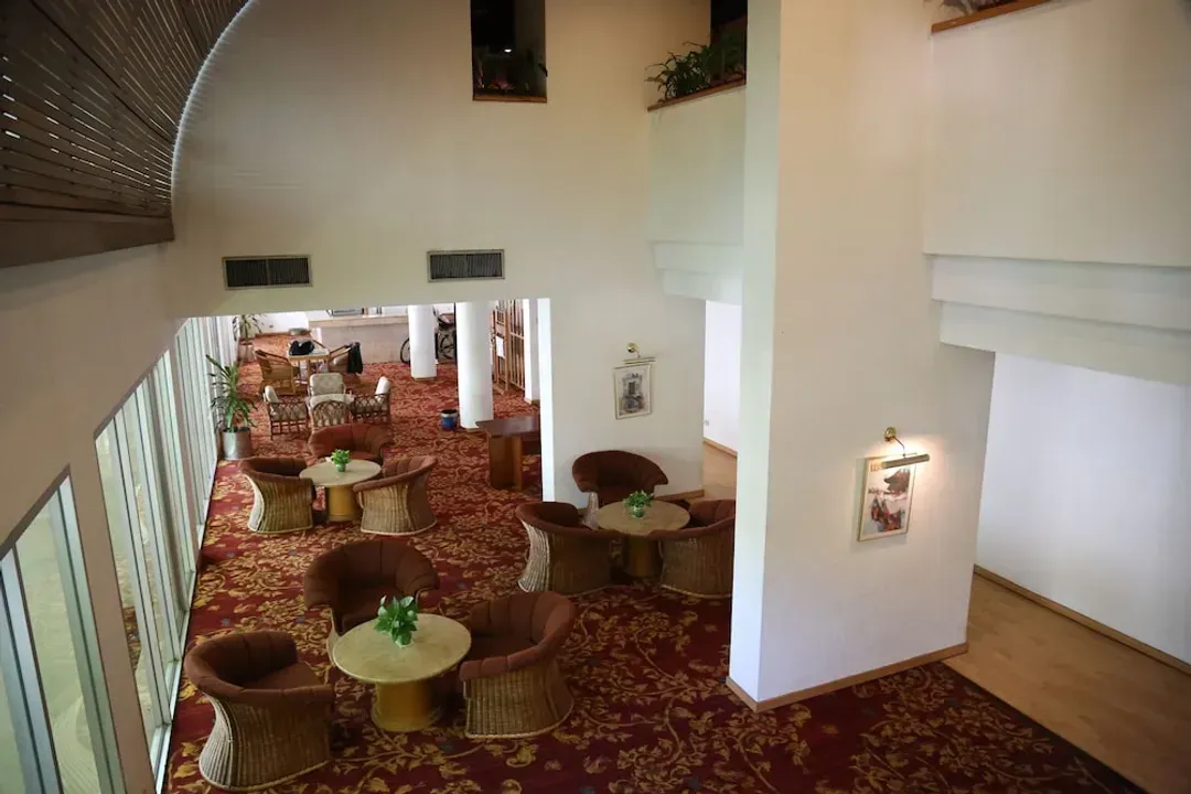 Lobby lounge
