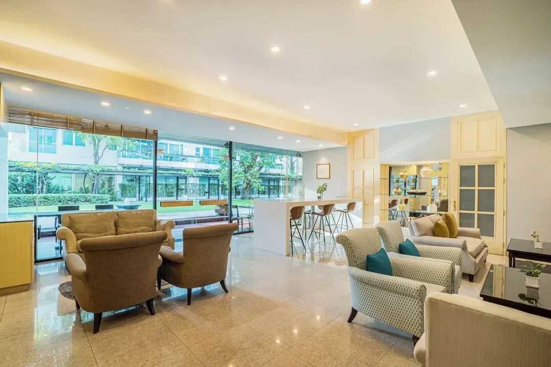 Lobby lounge