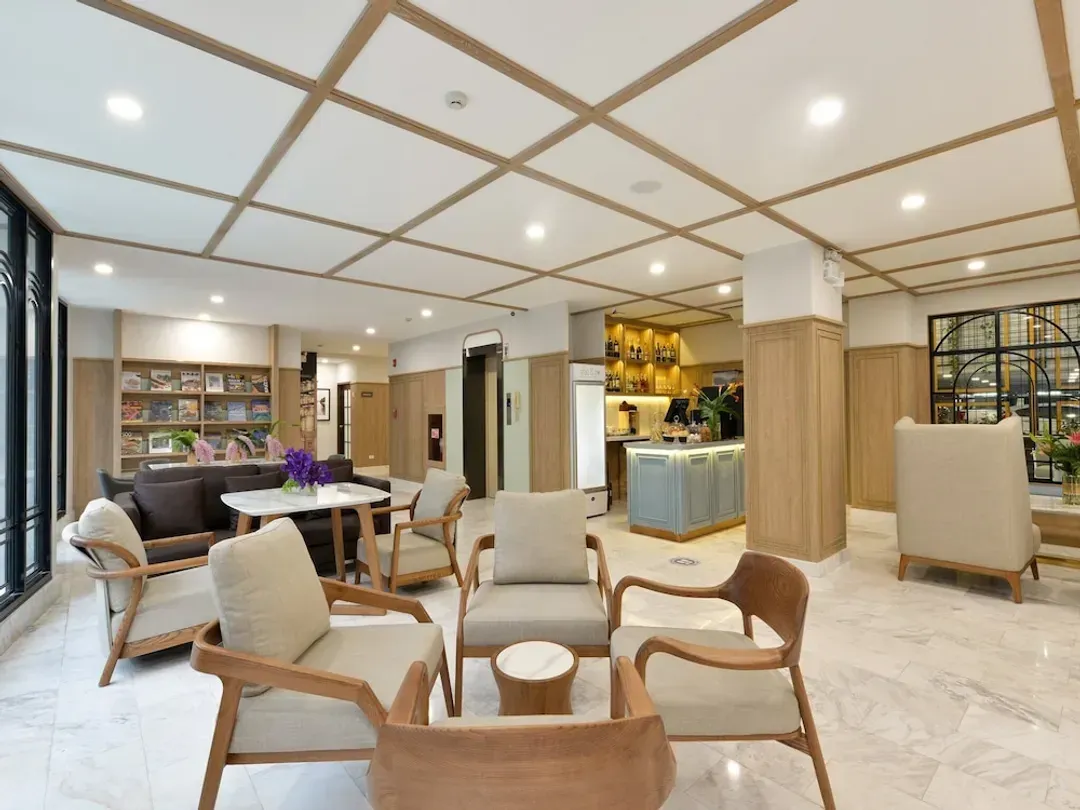 Lobby lounge