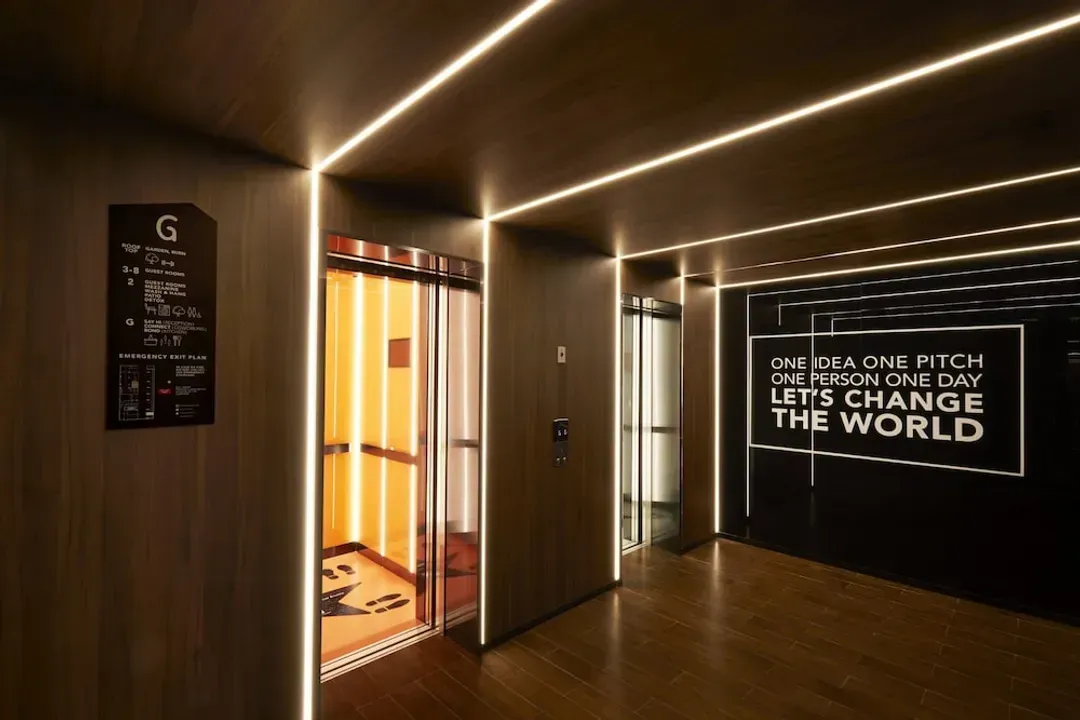 Lobby lounge