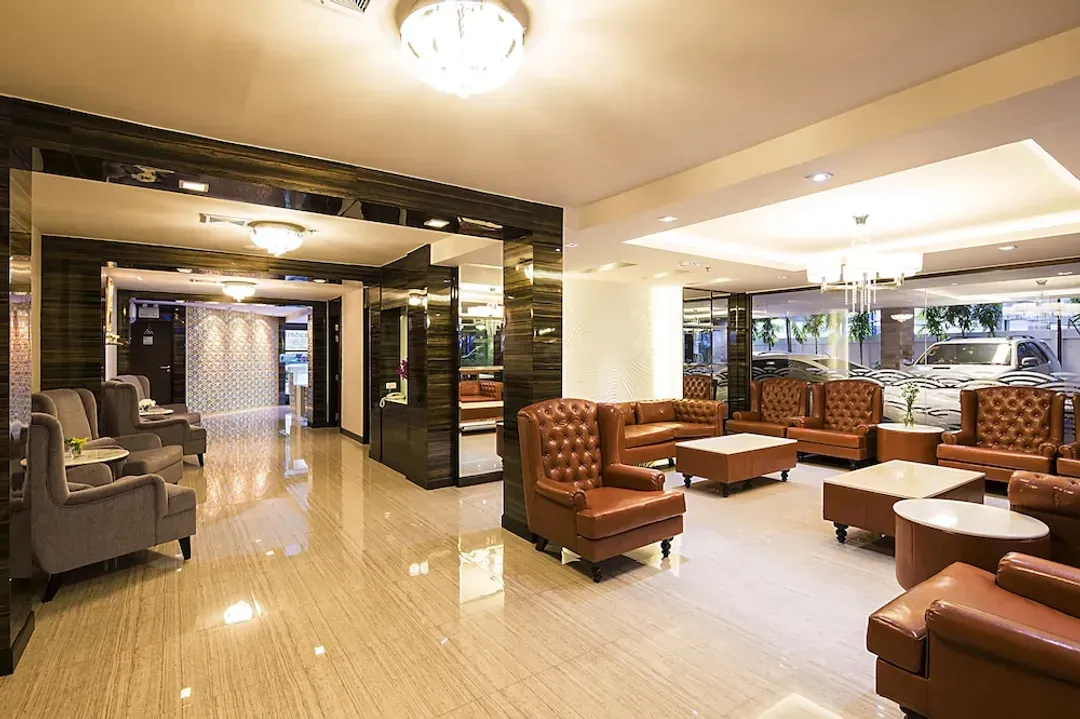 Lobby lounge