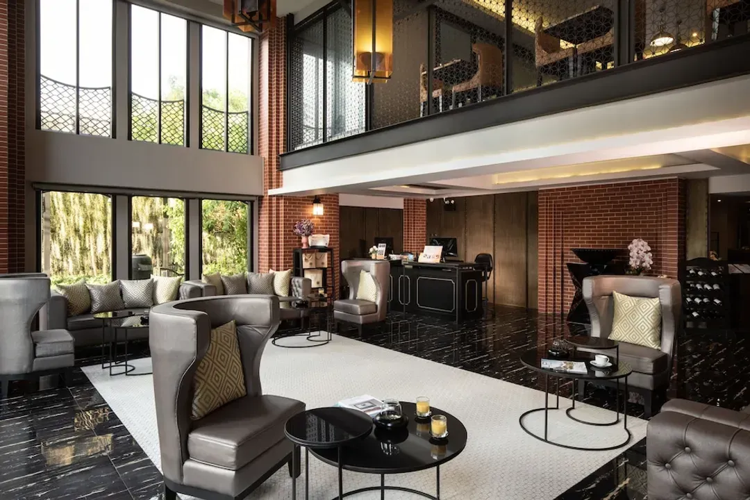 Lobby lounge