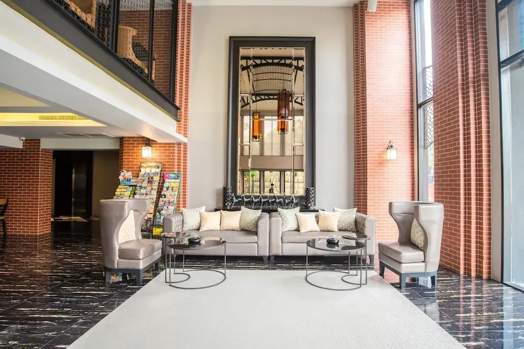 Lobby lounge