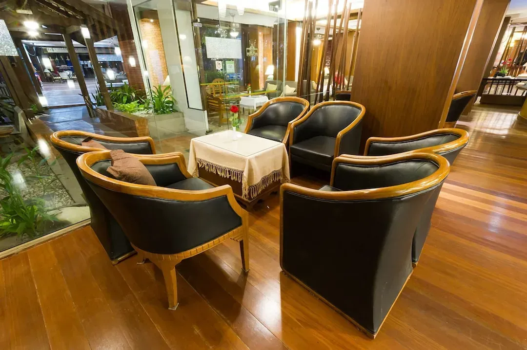 Lobby lounge