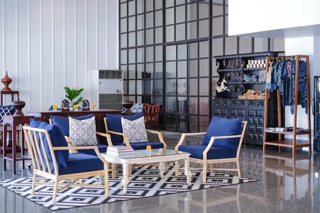 Lobby lounge