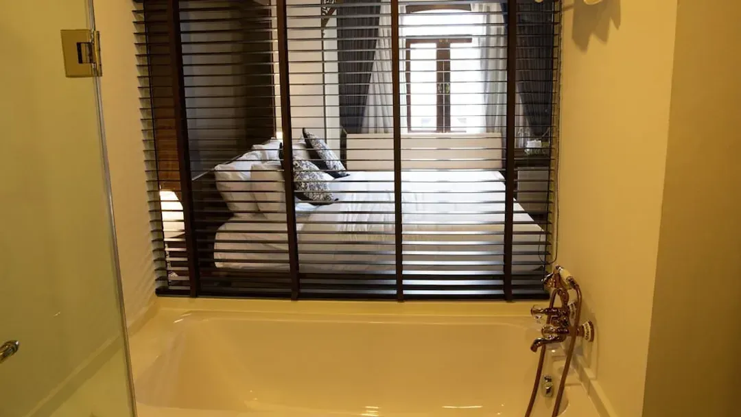 Deep soaking bathtub