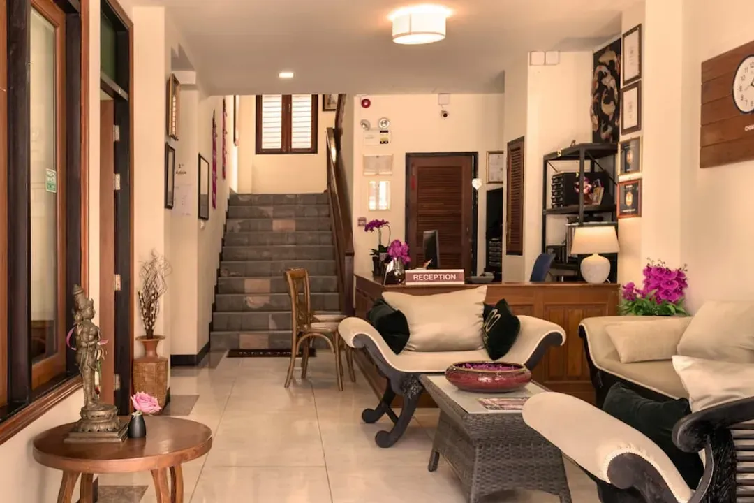 Lobby lounge