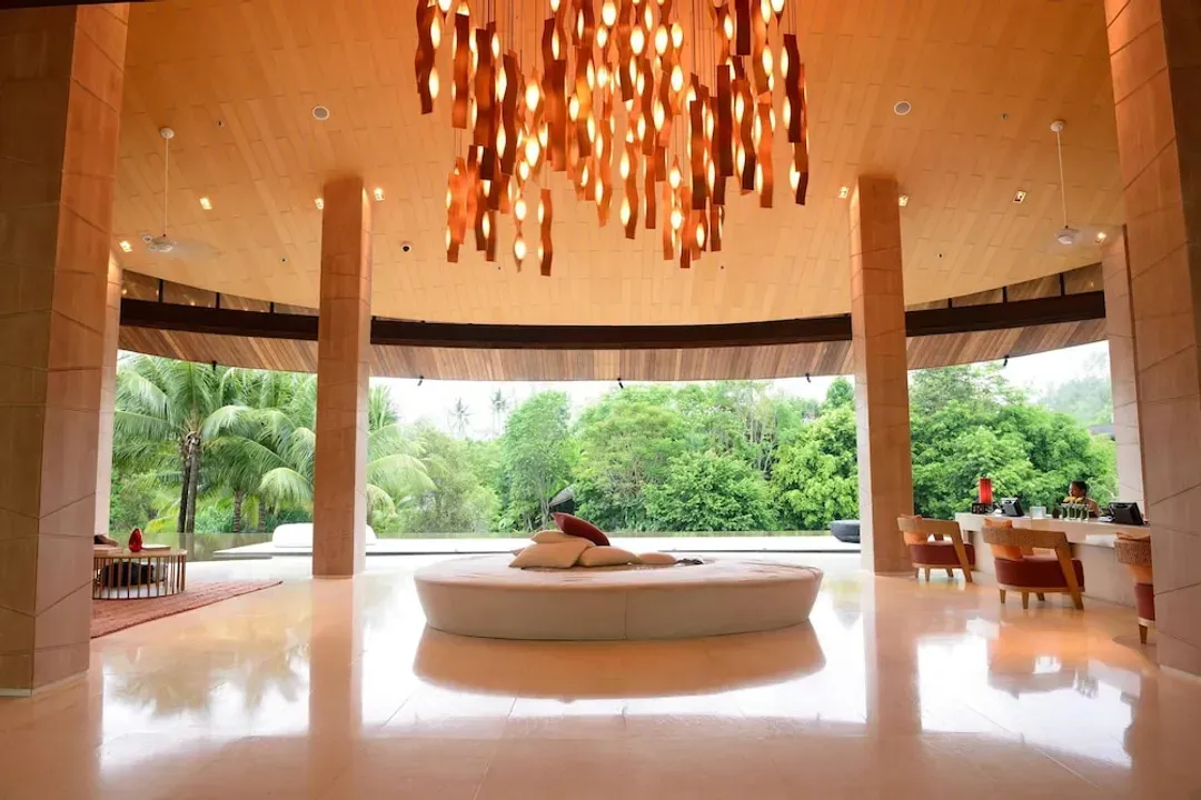 Lobby lounge