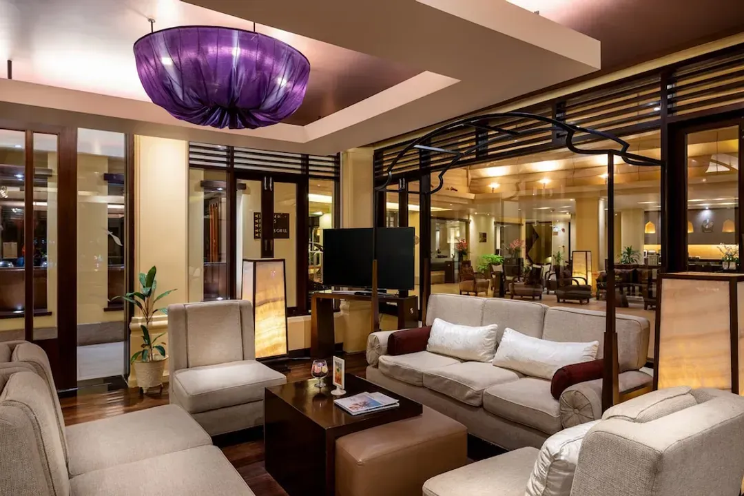 Lobby lounge