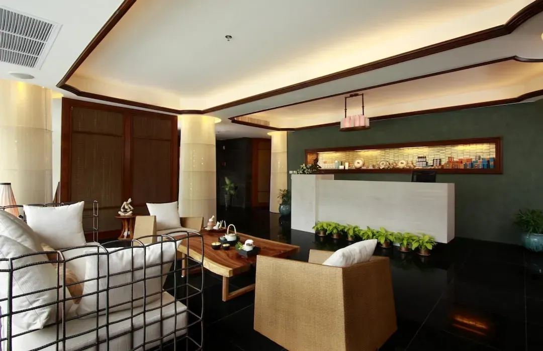 Lobby lounge