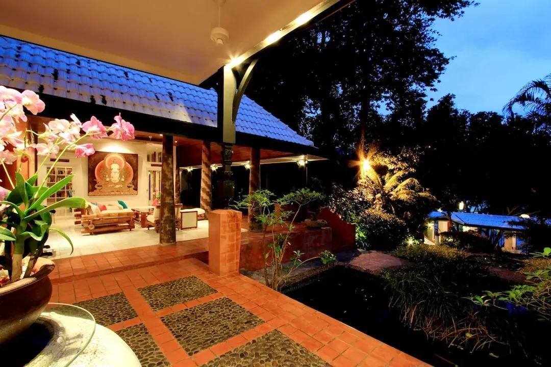 Lobby lounge