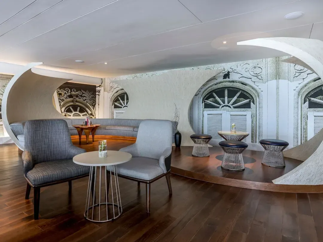 Lobby lounge
