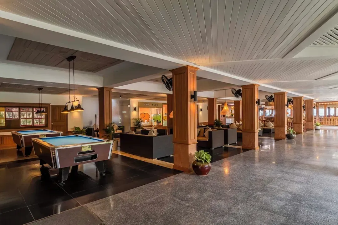 Lobby lounge
