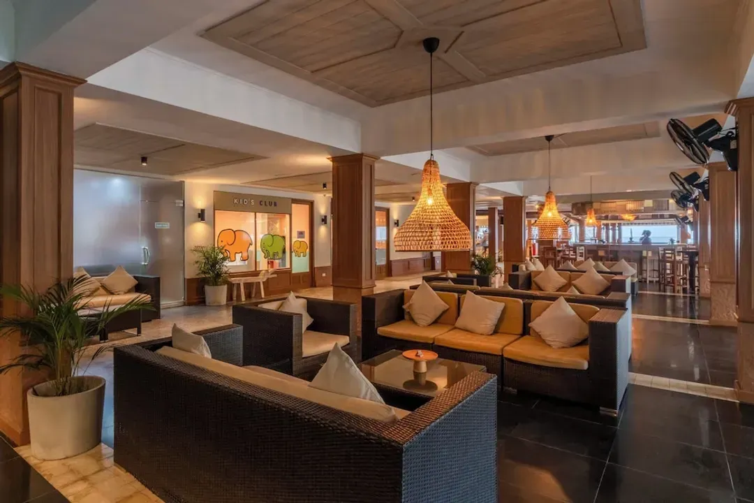 Lobby lounge
