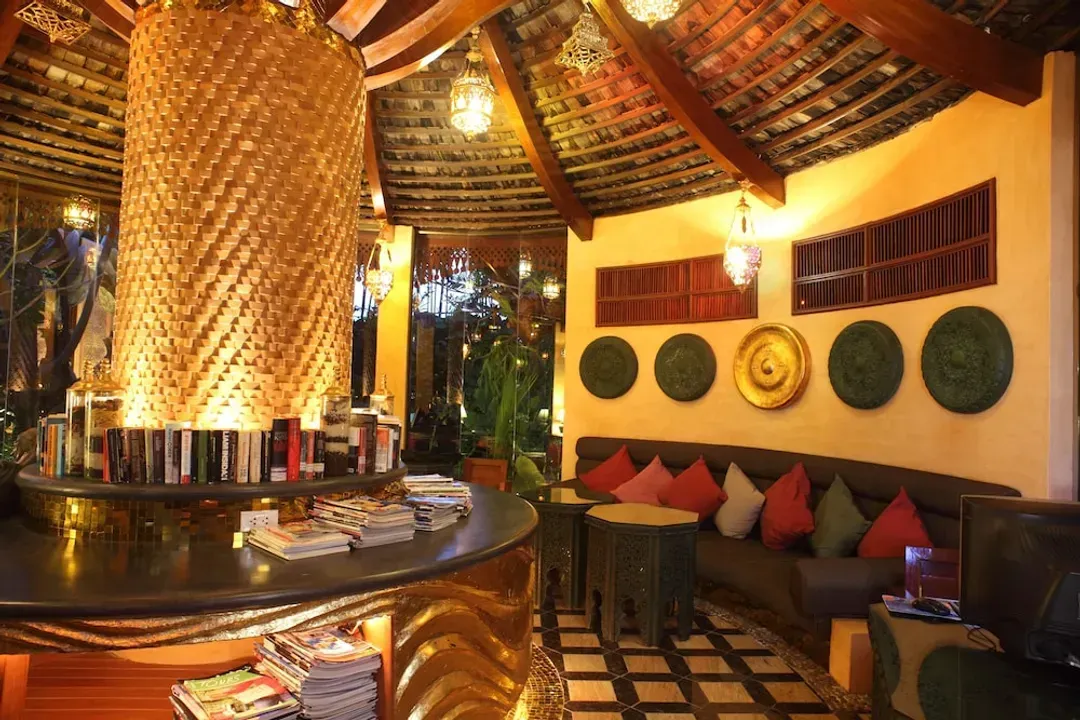 Lobby lounge