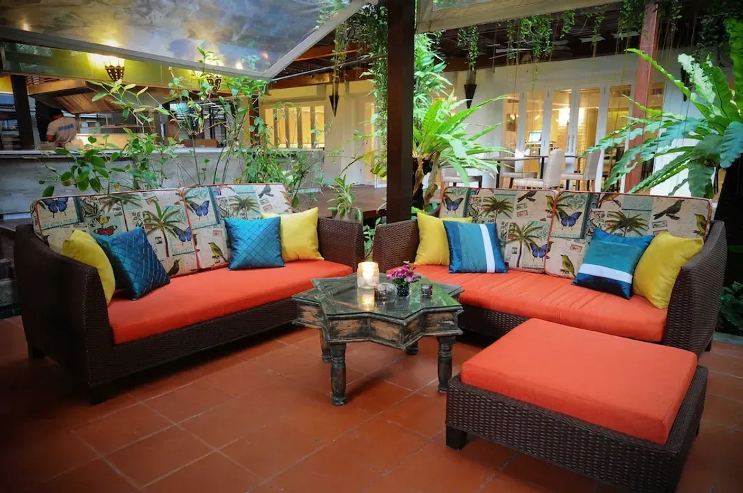Lobby lounge