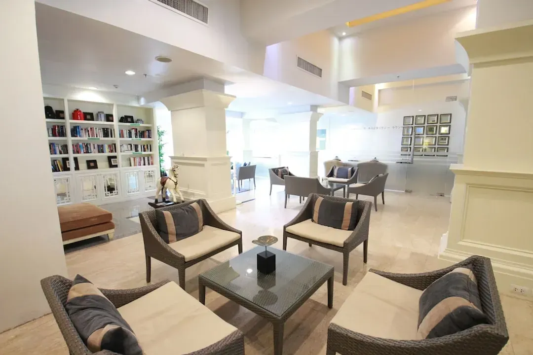 Lobby lounge