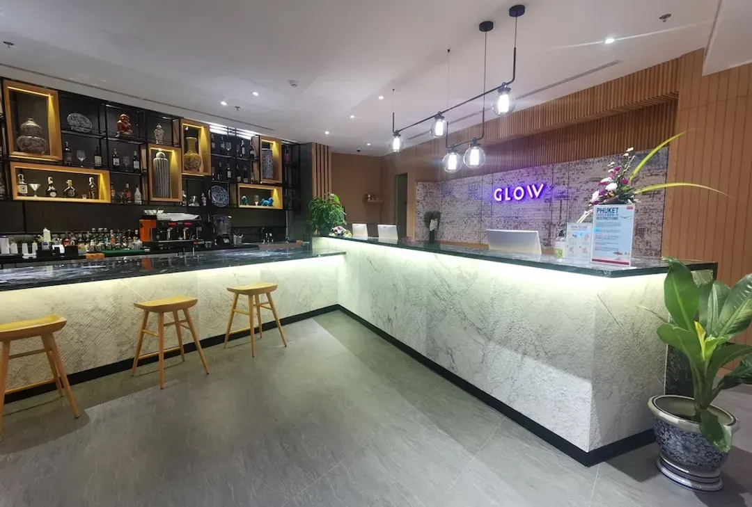 Lobby lounge