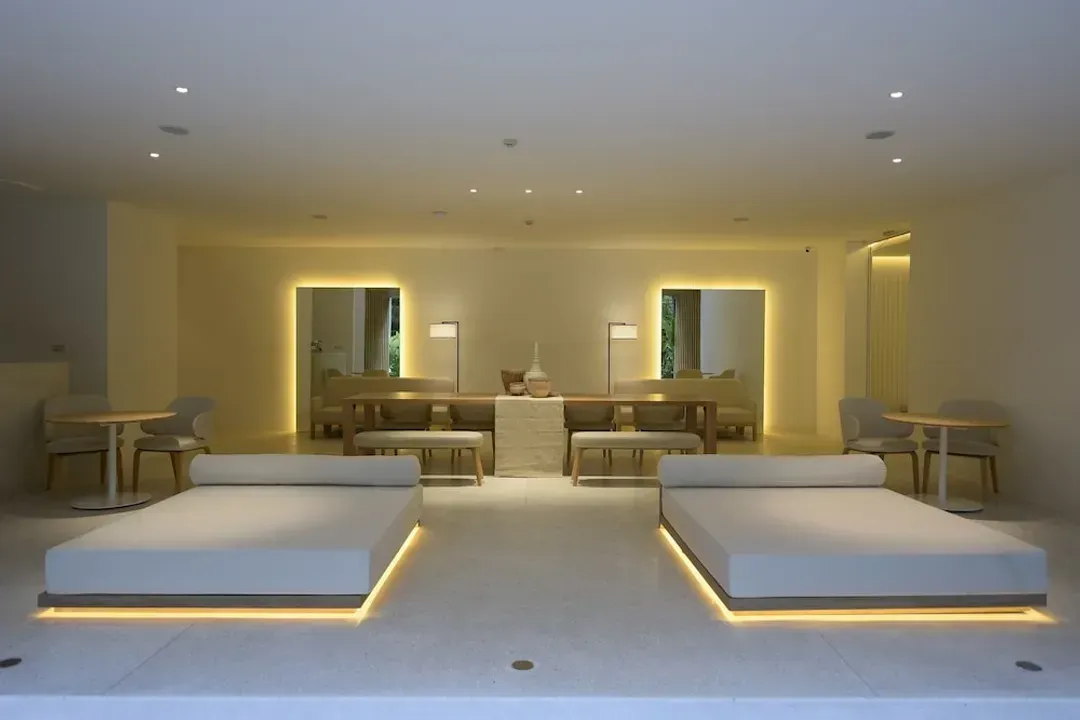 Lobby lounge