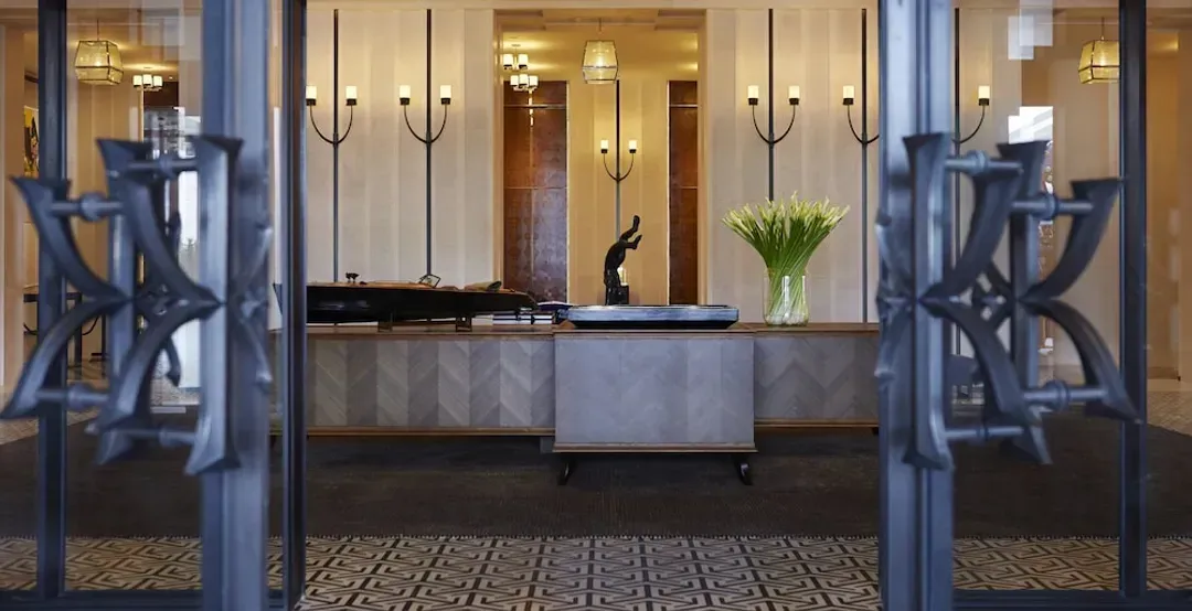 Lobby lounge