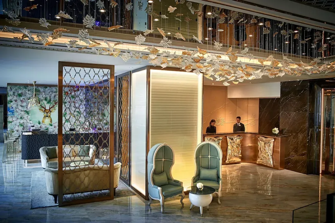 Lobby lounge