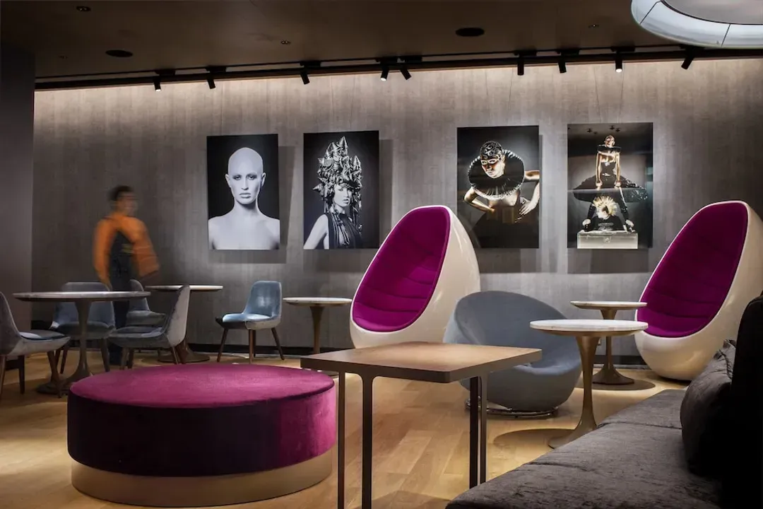 Lobby lounge