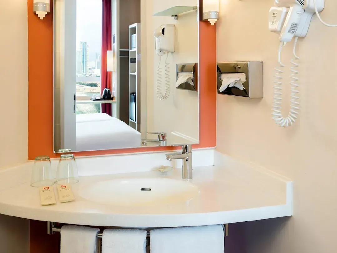 Bathroom sink