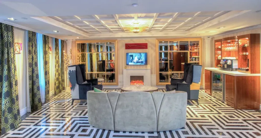 Lobby lounge