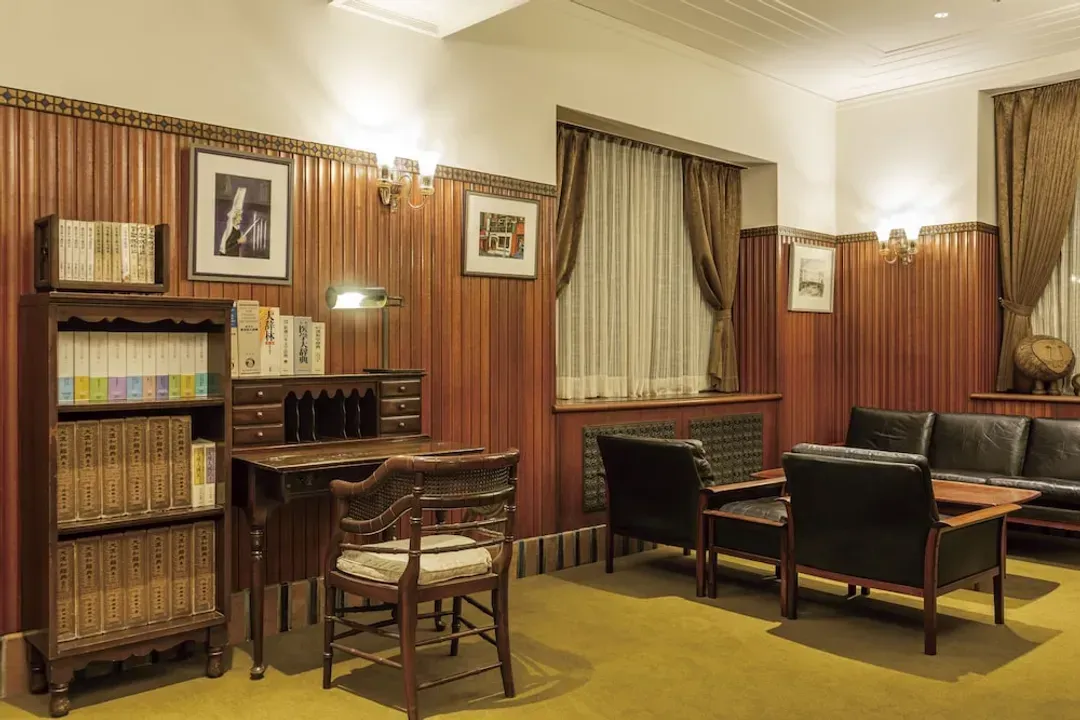 Lobby lounge