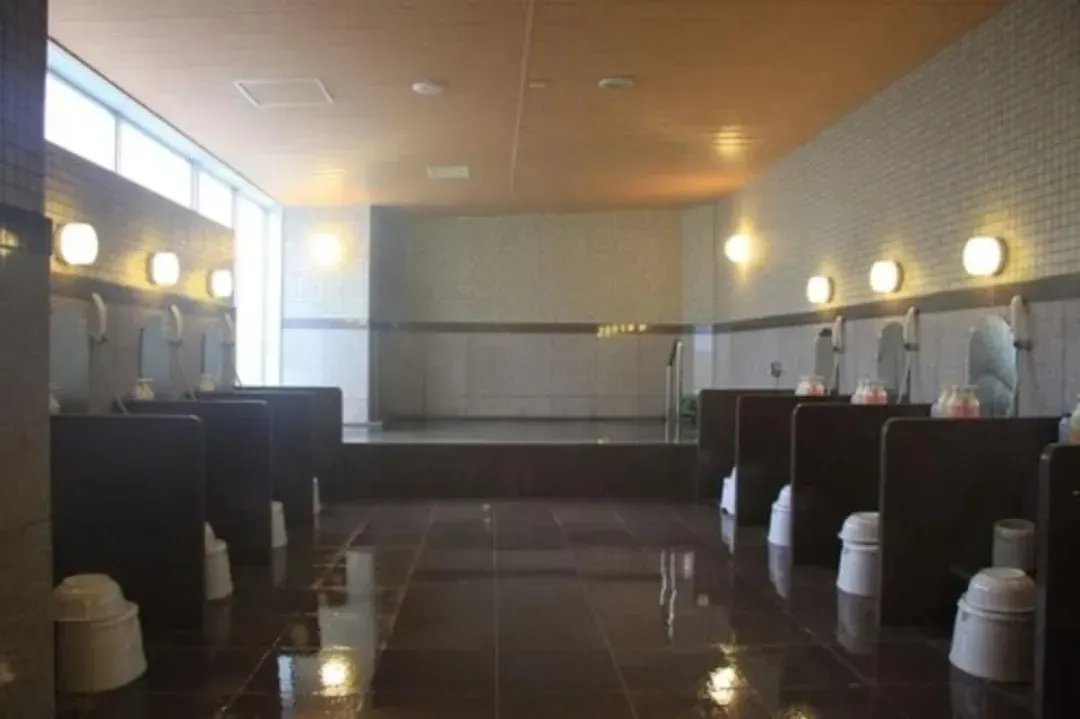 Indoor spa tub