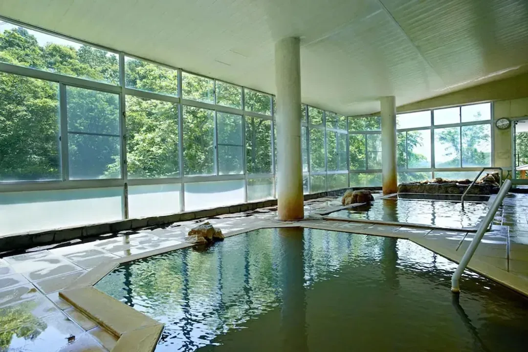 Indoor spa tub