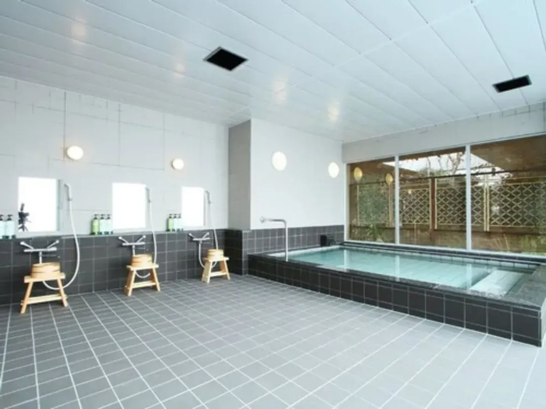 Indoor spa tub