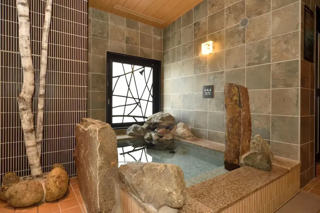 Indoor spa tub