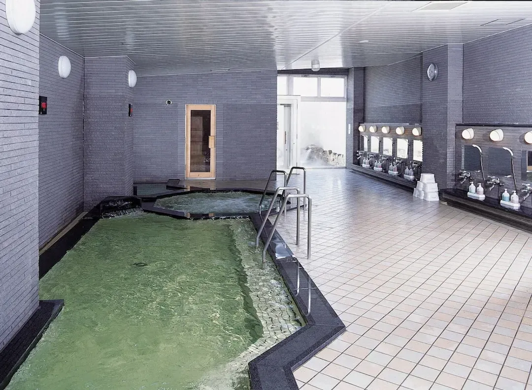 Indoor spa tub