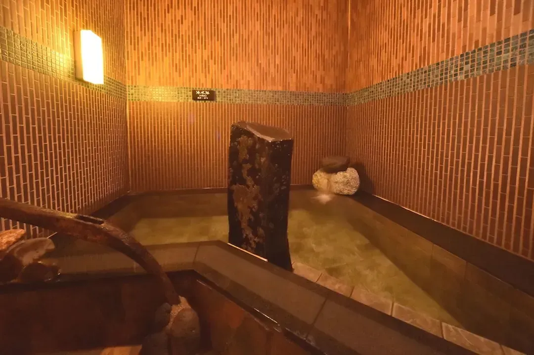Indoor spa tub