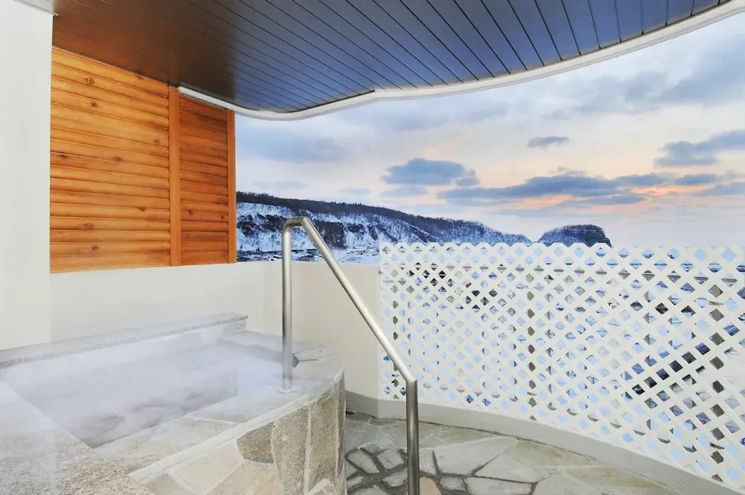 Deep soaking bathtub