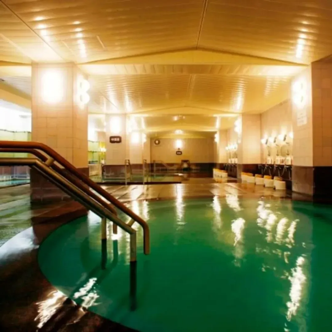Indoor spa tub