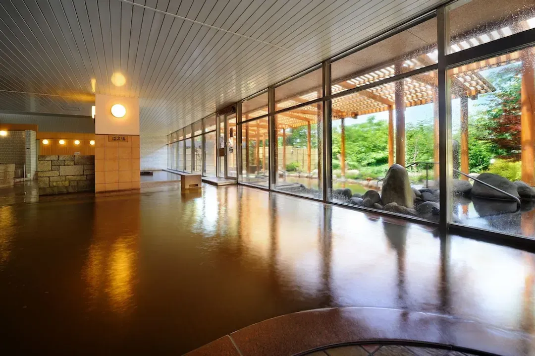 Indoor spa tub