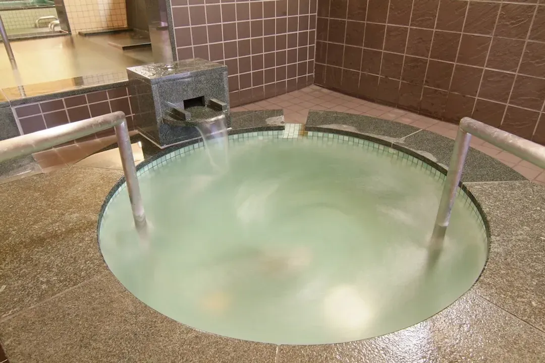 Indoor spa tub