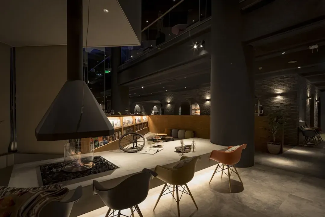 Lobby lounge