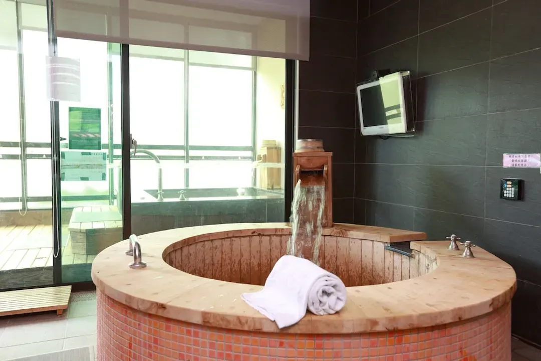 Deep soaking bathtub