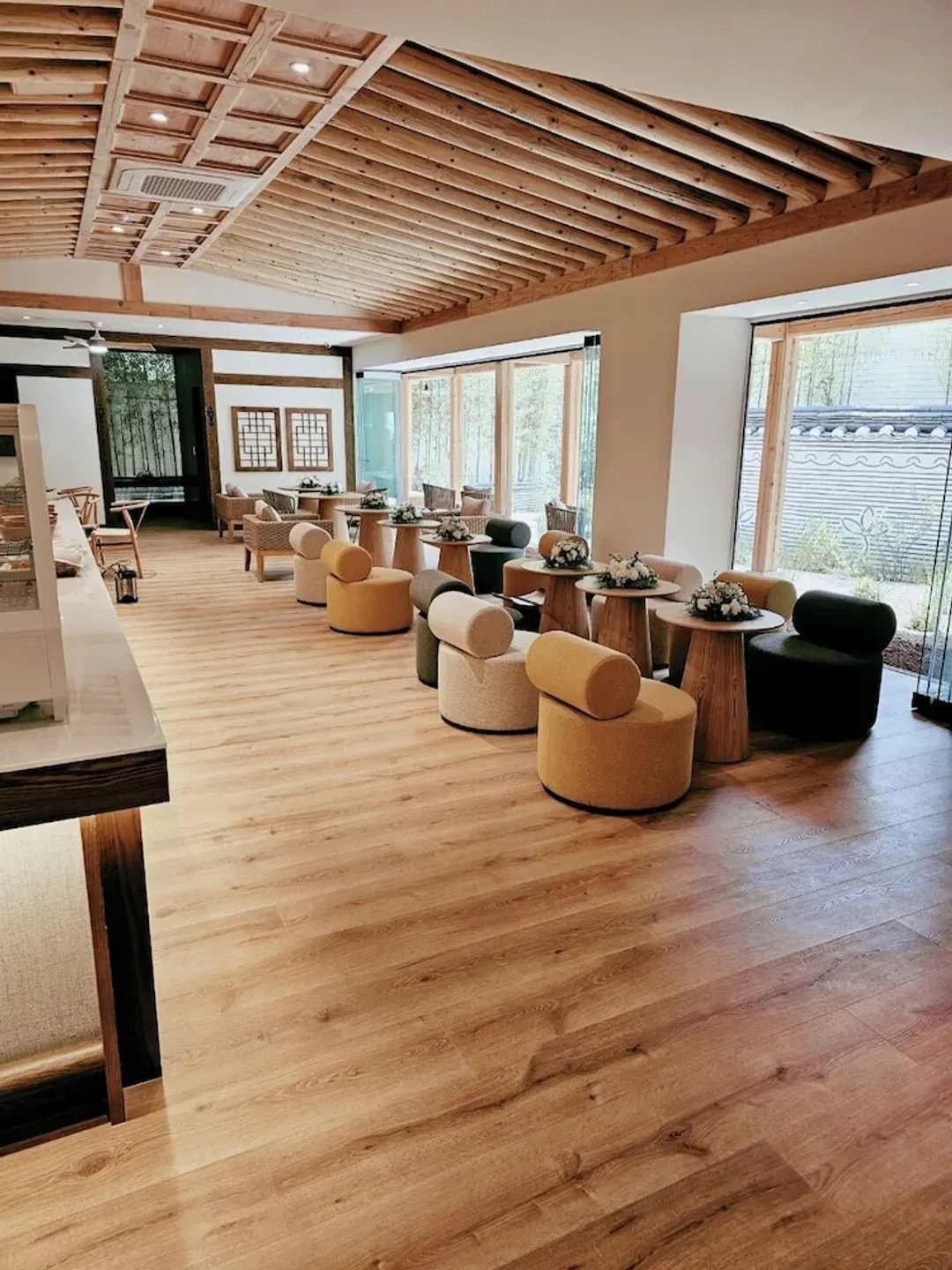 Lobby lounge