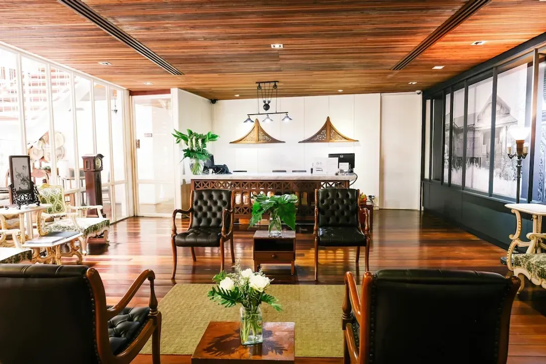 Lobby lounge