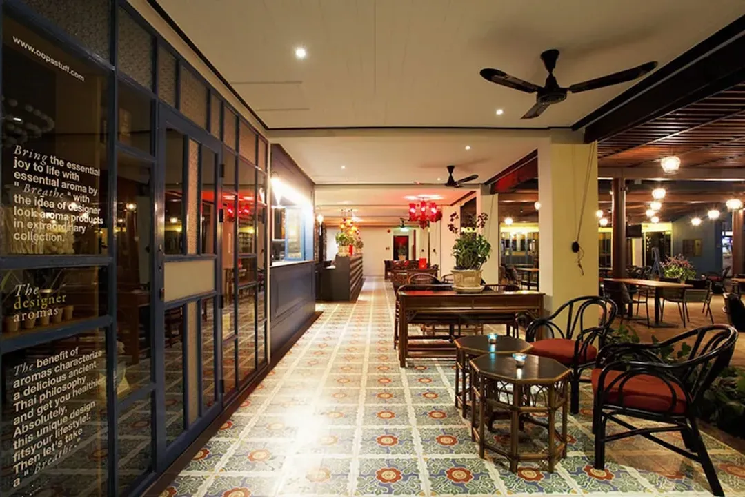 Lobby lounge