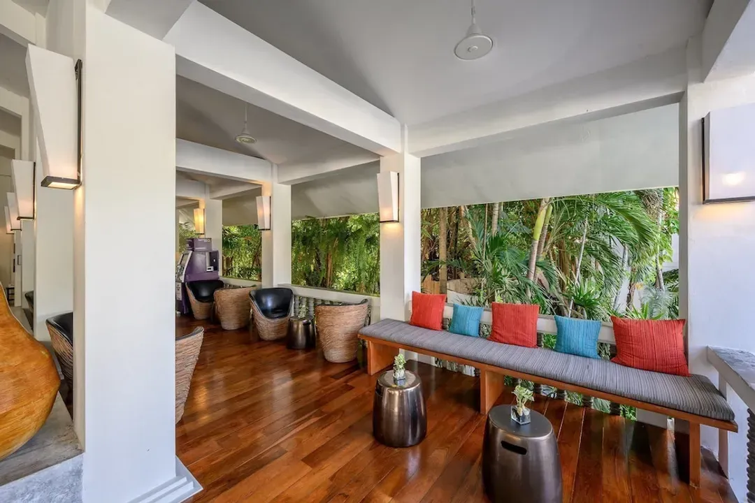 Lobby lounge