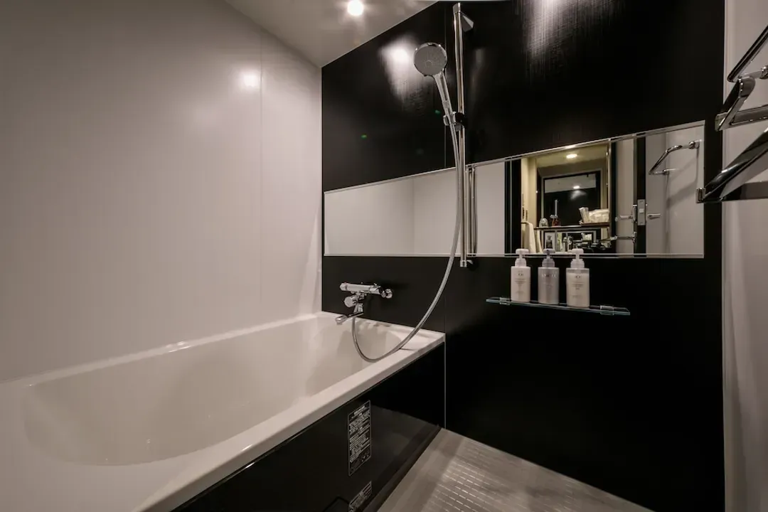 Deep soaking bathtub