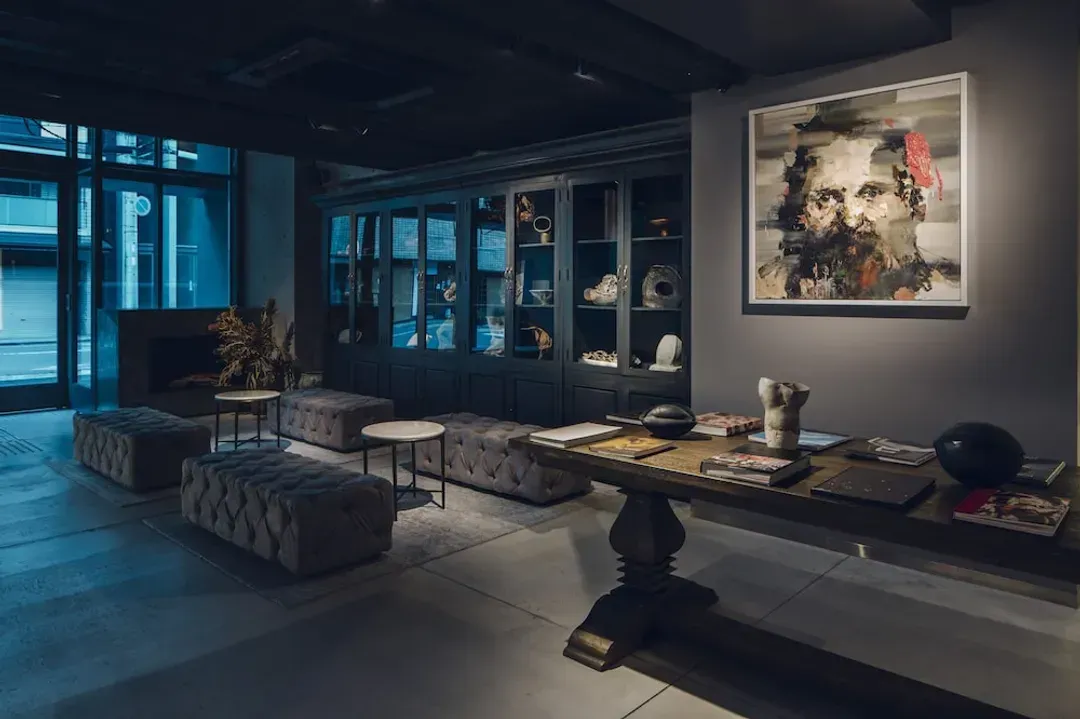 Lobby lounge