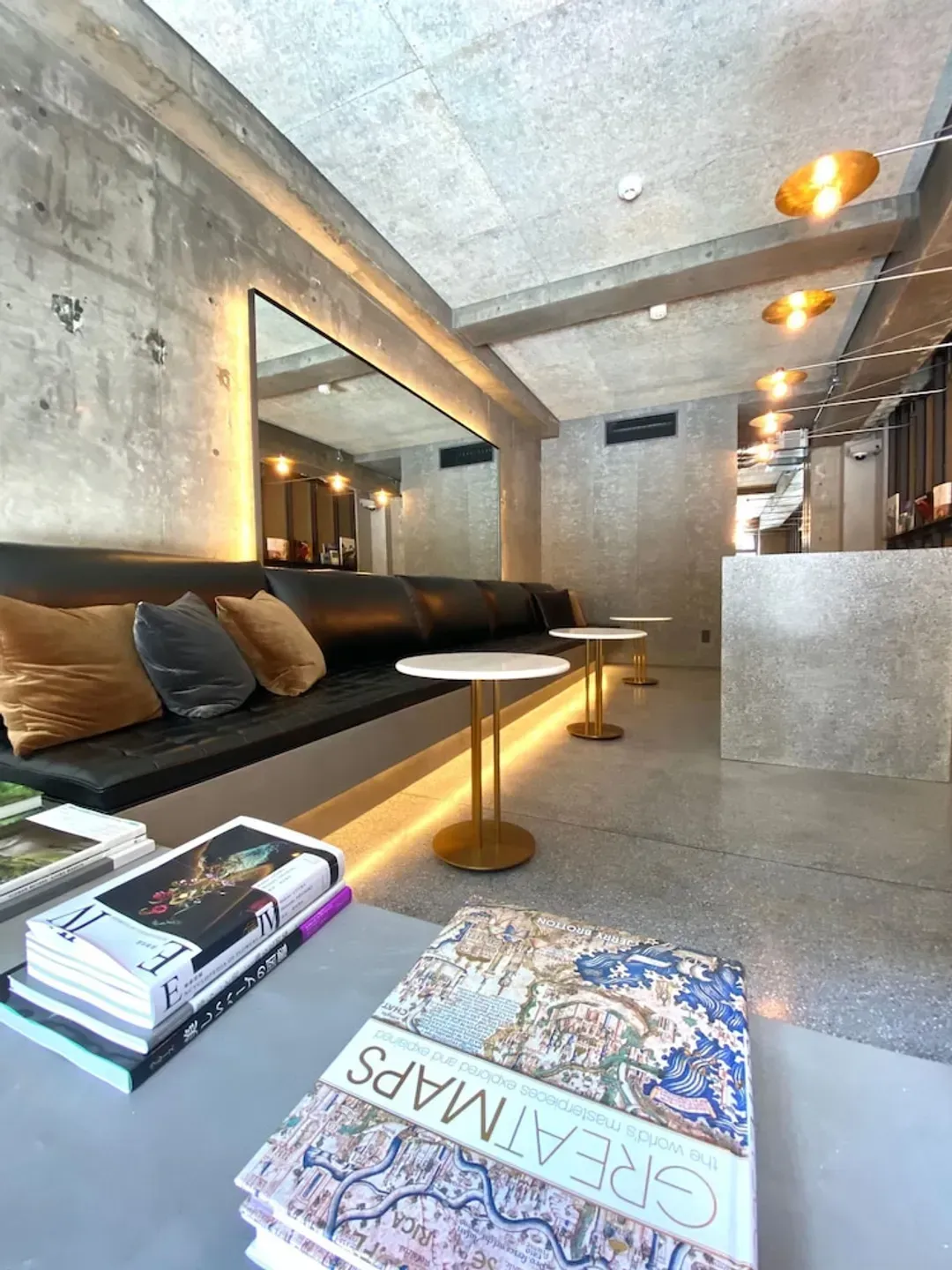 Lobby lounge