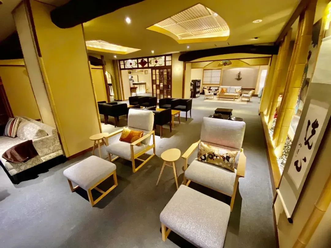 Lobby lounge