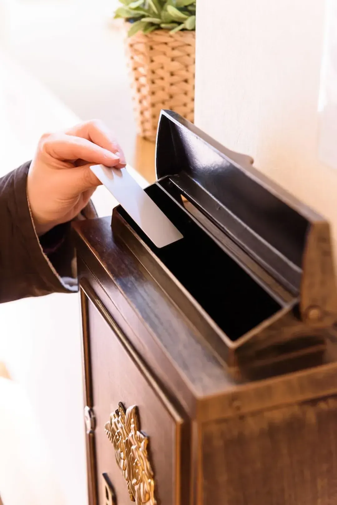 Check-in/check-out kiosk